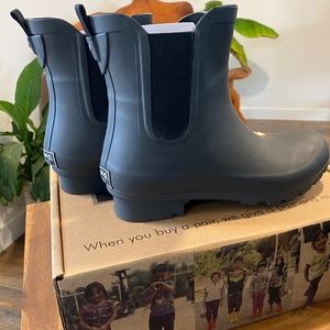 Roma Size 7 Charcoal Grey Ankle Rain Boots